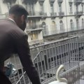 Snimak koji nam je vratio veru u ljudsku dobrotu: video labuda na trotoaru pa usledilo ono zbog čega nam liju suze