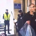 Policija tražila poljoprivredniku iz Bogatića da preda oružje, on demonstrativno bacio vojnu uniformu ispred stanice (video)