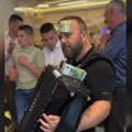 Borko Radivojević napravio lom na uskršnjem slavlju: Novčanicu od 100 evra mu lepe na čelo, harmonika puna para (video)