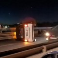 Teška saobraćajka na Plavom mostu! Jedan auto se prevrnuo na bok, drugom uništen zadnji deo - stiže Hitna pomoć (video)