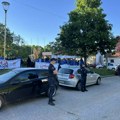Ispred Mesne zajednice 21. oktobar u isto vreme performans u organizaciji studenata i aktivisti SNS-a (VIDEO)