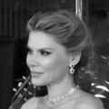 Melina sva u dijamantima, a njen izraz lica sve govori! Pojavila se nova fotka s venčanja s milionerom - uhvaćena u pravom…
