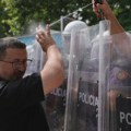 Policija suzavcem protiv antivladine Flamingo revolucije u Tirani