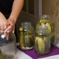 Kako da kiseli krastavčići ne omekane u tegli? Uz par kulinarskih trikova ostaće čvrsti i hrskavi tokom cele godine