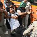 (Foto) Uhapšene stotine demonstranata i organizatori: Protesti u Nju Delhiju protiv šefa izborne komisije