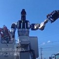 Ma da, dajte džinovskom robotu motornu testeru VIDEO