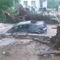 Haos u Jagodini: Podivljala reka nosi automobile kao od šale, Belica dostigla kritičan nivo! (video)