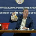 „Evo, za parizer da se uhvatim“: Vučić doneo korpu iz prodavnice, vadio namirnice i diktirao cene koje će biti od srede…