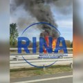 Buktinja na auto-putu, vatra guta sve: Zapalilo se vozilo fiat na Milošu Velikom kod Ljiga (FOTO)(VIDEO)