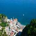 Najmanji „grad“ u Italiji: Mesto za odmor na prelepoj obali koje turisti zaobilaze