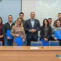 Uručeni ugovori mladim preduzetnicima za ekonomsko osnaživanje mladih, iz budžeta izdvojeno 3 miliona dinara Zrenjanin -…