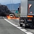 Vatra progutala auto Izgorelo vozilo na auto-putu (VIDEO)