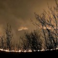 Veliki požar kod Malog Požarevca: Celo brdo u plamenu, vatra se širi ka auto-putu (video)