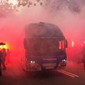 Navijači Barselone greškom kamenovali autobus sa igračima svog kluba pre početka duela Lige šampiona između Katalonaca i…