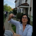 (VIDEO) Napadnut novinar portala Mašina ispred sedišta SNS u Zemun Polju