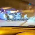 Prednji deo auta potpuno smrskan: Strašna nesreća na Zrenjaninskom putu (video)
