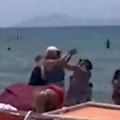 Žestoka makljaža na plaži! Žene se potukle pred decom - razlog tuče bizaran (video)