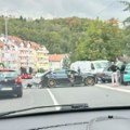 Auto razlupan, odvaljen deo gepeka: Saobraćajka u Kneževcu: Autobusi ne mogu da prođu (foto)