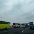 Naplatne rampe na Sretenje: Kroz „Sremsku Mitrovicu“ više od 900 autobusa, kroz „Batočinu“ preko 6.000 kola