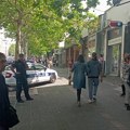 (Video) Dojava o bombi u zgradi na Bulevaru: Drama u centru Beograda: Ljudi evakuisani, policija na licu mesta