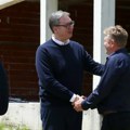 Predsednik Vučić u kosjeriću Država će pomoći infrastrukturom, uliva mi ogromnu nadu to što ljudi veruju u sebe