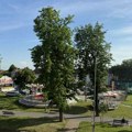 (FOTO/VIDEO) Inđija: Luna park preko sadnica kestena koje su zasadili studenti i srednjoškolci