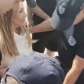 Skandal ispred Skupštine: Poslanica Miroslava Aleksića izvukla nož - oružjem na mladost VIDEO