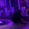 Letela po scenografiji, a onda krvnički pala! Naša voditeljka jezivo tresnula u emisiji uživo, snimak svi širili munjevitom…