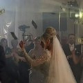 Snimak albanskog venčanja izazvao je buru na mrežama: Mlada pleše u kolu dok je obasipaju dolarima