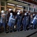 BLOG UŽIVO Ne pokazujte ove slike i snimke Vučiću: Nepregledna kolona građana ispred RTS, Ćaciji u mraku sa policijom…