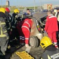 Тешка саобраћајна несрећа у центру Новог Сада: Има повређених, ватрогасци секу возила