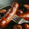 Hitno se povlače ove kobasice sa tržišta: Sumnja se da su zaražene opasnom bakterijom