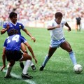 "Šta sam, crnac ili nešto slično?": Englezi gađali bananama Džona Barnsa, pa ga bez pasoša izveli pred Maradonu