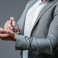 Deset muških letnjih mirisa po izboru Forbes koje vredi nositi ove sezone: Svi se mogu kupiti i u Srbiji