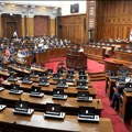 Nastavlja se objedinjena načelna rasprava o 18 tačaka dnevnog reda, na početku poslanička pitanja
