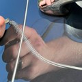 Uhvaćen na delu! Ovaj snimak sa parkinga u Srbiji šokira sve: Muškarac ide i ključem grebe skupoceni auto?