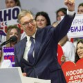 Građani se okupljaju ispred Hale sportova u Beogradu pred skup liste "Ujedinjena Srbija"