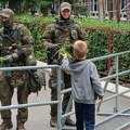 Dečak vojnicima KFOR poklanjao venčiće: Oni mu uzvratili slatkišima (foto)