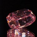 „Ultra-retki“ ružičasti dijamant prodat na aukciji za 34,8 miliona dolara