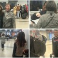 Poljupci, zagrljaji i suze Srbi bezbedno stigli iz Tel Aviva, rodbina dočekala najmilije (foto/video)