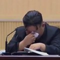 Snimak Kim Džong una kako plače obišao svet! Gleda u papir i lije suze, a onda se obratio njima: "Molim vas..." (video)