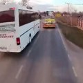 Tragedija izbegnuta u poslednjem trenutku: Snimak autobusa koji pretiče kamione zaprepastio region! "Ljudi se izgubili od…