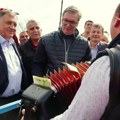 Vučića u Pambukovici dočekali prase i jagnje na ražnju: Igrao fudbal, svirala harmonika, a prisustvovao je i Dodik