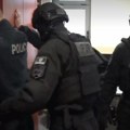 Pogledajte snimak hapšenja 8 policajaca u crnoj gori: Jednom pozlilo nakon što su krenuli da mu stave lisice! (video)