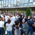 Protest ispred opštine Novi Beograd: Opozicija zahteva uvid u birački materijal
