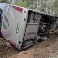 Prvi snimak autobusa koji se prevrnuo kod Lazarevca: Povređeno šest osoba