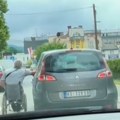Kragujevčanin u invalidskim kolicima ostao sam na ulici, a onda mu je u pomoć pritekao nepoznati sugrađanin - usledio je…