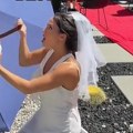 Dok je mladoženja čekao, mlada je skidala kuma: Kamere su sve snimile, a snimak je završio na internetu