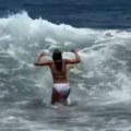 Užas na plaži u haniotiju Srbi objavili snimak iz Haniotija – vetar, gromovi i talasi u sekundi