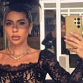 (Foto) providna haljina od čipke, a na glavi perje: Jovana Jeremić sa zlatom oko vrata: "Pokušali su da me ocrne"